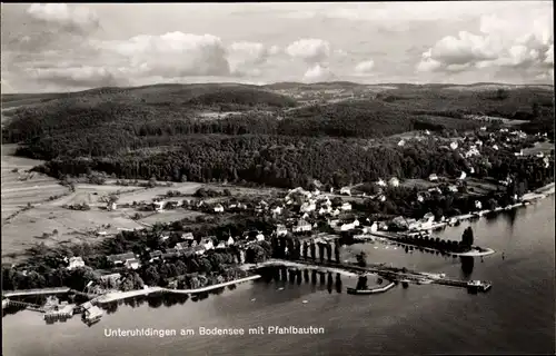 Ak Unteruhldingen Uhldingen Mühlhofen am Bodensee, Fliegeraufnahme, Pfahlbauten