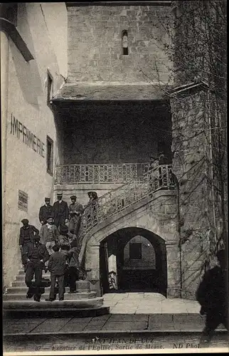 Ak Saint Jean de Luz Pyrénées Atlantiques, Escalier de l'Eglise, Sortie de Messe