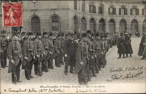 Ak Versailles Yvelines, Petites Ecuries, Revue de details, Französische Soldaten