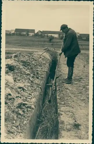 Foto Ak Scholis Bad Schmiedeberg in der Dübener Heide, Straßenbau, Verlegen der Rohre