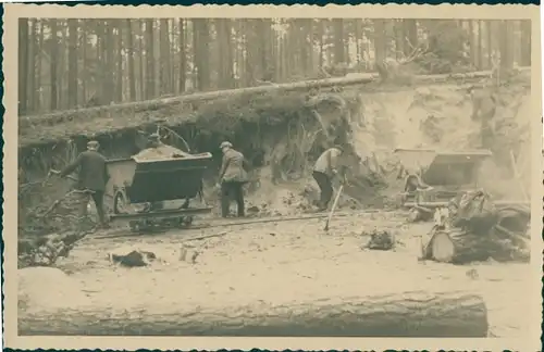 Foto Ak Kemberg in der Dübener Heide, Straßenbau, Erde wird abgetragen, Bauarbeiter