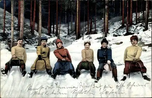 Ak Frauen und Mann auf Schlitten, Winterlandschaft