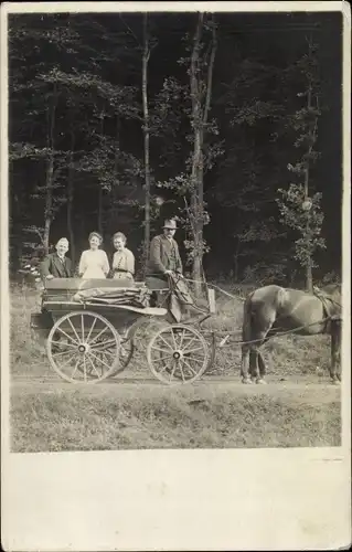 Foto Ak Personen in einer Kutsche