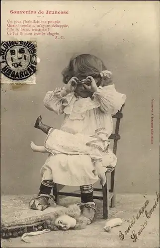 Ak Souvenirs de Jeunesse, weinendes Mädchen mit kaputter Puppe