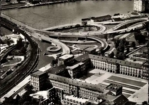 Ak Mannheim in Baden, Schloss und Rheinbrücke, Fliegeraufnahme