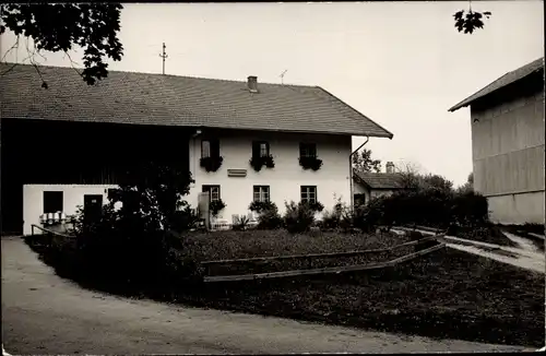 Foto Ak Lochhofen Sauerlach in Oberbayern, Partie an einem Bauernhof