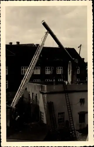 Foto Ak Kiel in Schleswig Holstein, Baustelle, Hansa Molkerei, Leitern, Schornstein