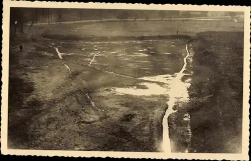 Foto Ak Kemberg in der Dübener Heide, Waldpartie, Eisenbahnbau, Entschlammung des Teiches