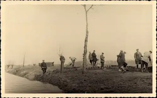 Foto Ak Prühlitz Hohndorf Zahna Elster Kreis Wittenberg, Straßenbau, Regulierung des Baches