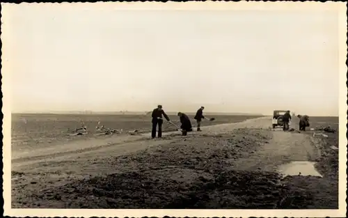 Foto Ak Zahna Elster Kreis Wittenberg, Ausbau von Wirtschaftswegen, Straßenbau