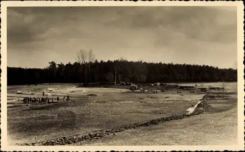 Foto Ak Reinharz Bad Schmiedeberg in der Dübener Heide, Straßenbau, Teich wird geräumt