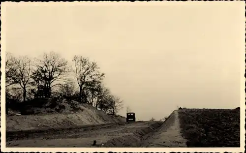 Foto Ak Dahlenberg Trossin in der Dübener Heide, Straßenbau