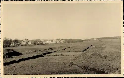 Foto Ak Lutherstadt Wittenberg, Straßenbau, Koffer wird gelegt