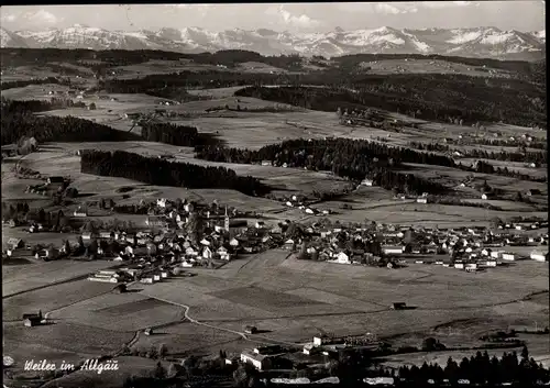 Ak Weiler Simmerberg im Allgäu, Totalansicht der Ortschaft, Fliegeraufnahme