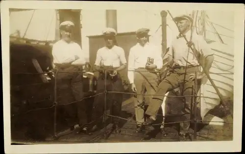 Foto Ak Seeleute an Deck eines Schiffes, Fernglas