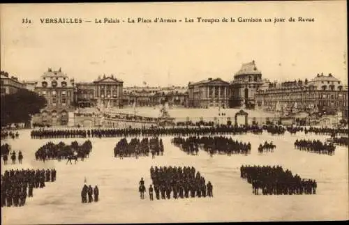 Ak Versailles Yvelines, Le Palais, La Place d'Armes, Les Troupes de la Garnison un jour de Revue