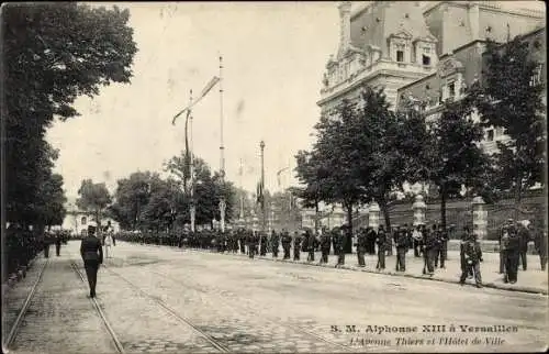 Ak Versailles Yvelines, L'Avenue Thiers et l'Hôtel de Ville, S. M. Alphonse XIII