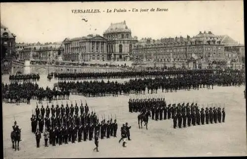 Ak Versailles Yvelines, Le Palais, Un jour de Revue