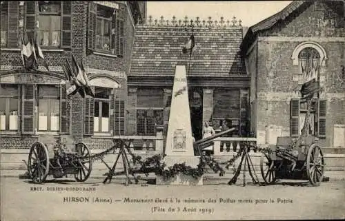 Ak Hirson Aisne, Monument eleve a la memoire des Poilus morts pour la Patrie