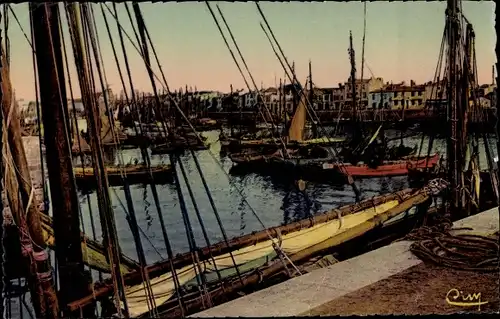 Ak Les Sables d'Olonne Vendée, Jolie echapee sur le Port