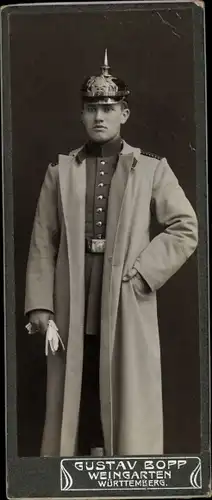 Foto Standportrait, Soldat, Kaiserreich, Uniform, Mantel, Pickelhaube, Handschuhe