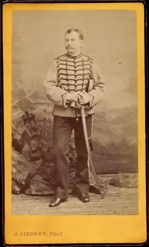 CdV Standportrait, Französischer Soldat, Husarenuniform, Säbel