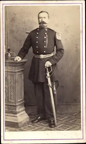 CdV Standportrait, Französischer Soldat, Dritte Republik, Uniform, Degen