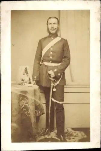 CdV Standportrait, Französischer Soldat, Dritte Republik, Uniform, Degen
