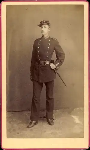 CdV Standportrait, Französischer Soldat, Dritte Republik, Uniform, Degen