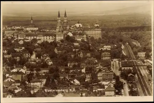 Ak Klosterneuburg in Niederösterreich, Blick auf den Ort, Bahnschienen