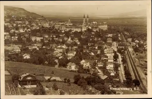 Ak Klosterneuburg in Niederösterreich, Blick auf den Ort; Bahnschienen, Fliegeraufnahme