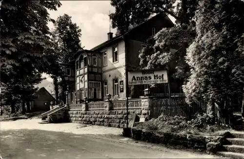 Ak Gohrisch in Sachsen, Straßenpartie, Hotel Annas Hof, Veranda, Freitreppe