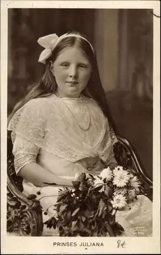 Ak Prinzessin Juliana der Niederlande, Portrait mit Blumenstrauß