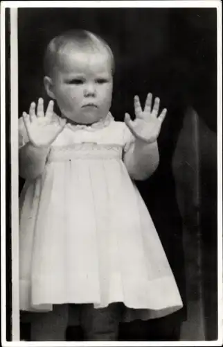 Ak Prinzessin Beatrix der Niederlande steht am Fenster, 1939