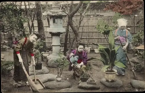 Ak Japan, Frauen in Kimonos, Gartenpflege, Pflanzen