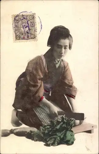 Ak Japan, Frau im Kimono beim Gemüsehacken