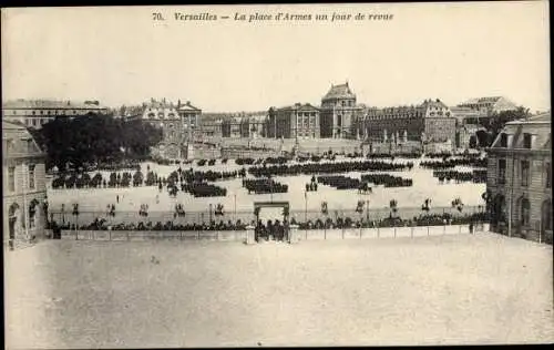 Ak Versailles Yvelines, La Place d'Armes un jour de Revue