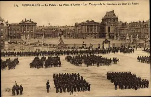 Ak Versailles Yvelines, Le Palais, La Place d'Armes, Les Troupes de la Garnison un jour de Revue