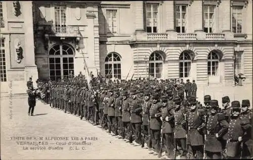 Ak Versailles Yvelines, Visite de S. M. Alphonse XIII a Paris, Cour d'Honneur, Le service d'ordre