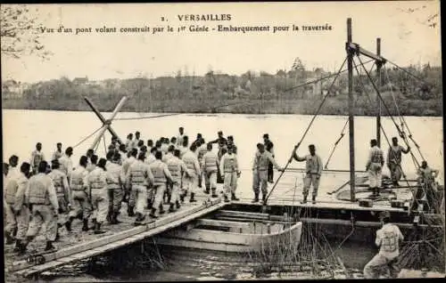 Ak Versailles Yvelines, Vue d'un pont volant construit par le 1er Génie, Embarquement