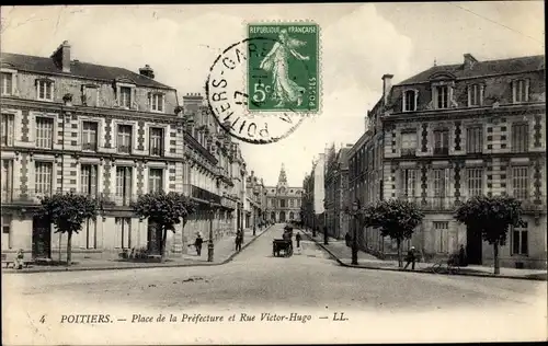 Ak Poitiers Vienne, Place de la Prefecture, Rue Victor Hugp