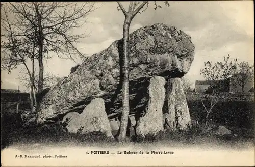 Ak Poitiers Vienne, Le Dolmen de la Pierre Levee