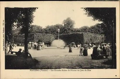 Ak Poitiers Vienne, Les Grandes Allees de Blossac un Jour de Fete