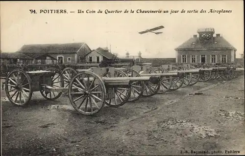 Ak Poitiers Vienne, Un Coin du Quartier de la Chauviniere un jour de sortie des Aeroplans