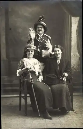 Foto Ak Zwei Frauen und ein Mann, Portrait, Fotograf R. Kästlen, Blaubeuren