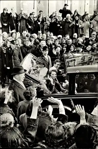 Ak Prinzessin Beatrix der Niederlande, Claus von Amsberg, Aus dem Auto grüßend