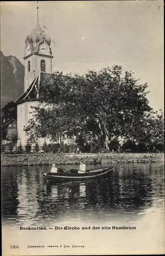 Ak Beckenried Kt. Nidwalden Schweiz, Die Kirche und der alte Nussbaum