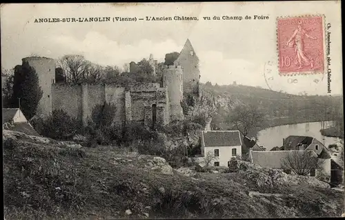 Ak Angles sur l'Anglin Vienne, L'Ancien Chateau, vu du Champ de Foire