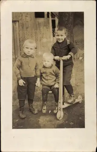 Foto Ak Drei Jungen mit Roller
