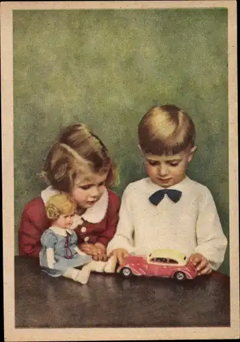 Ak Junge und Mädchen mit ihrem Spielzeug, Puppe, Modellauto